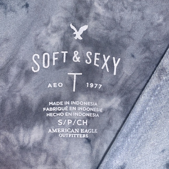American Eagle NWT Soft & Sexy Cold Shoulder Tie Dye Tee Size Small Blue/White - Picture 6 of 9